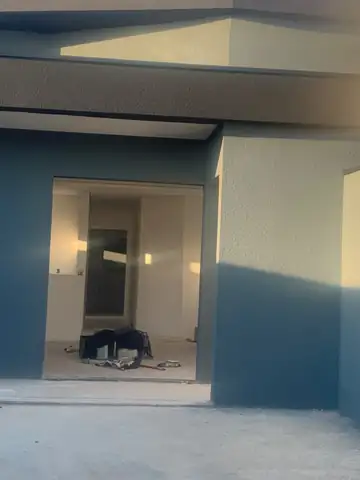 Fachada comercial pintada em azul pela Olivieri Pinturas