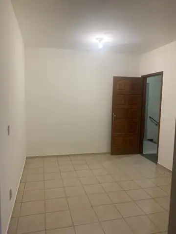 Sala com pintura interna em branco e acabamento profissional